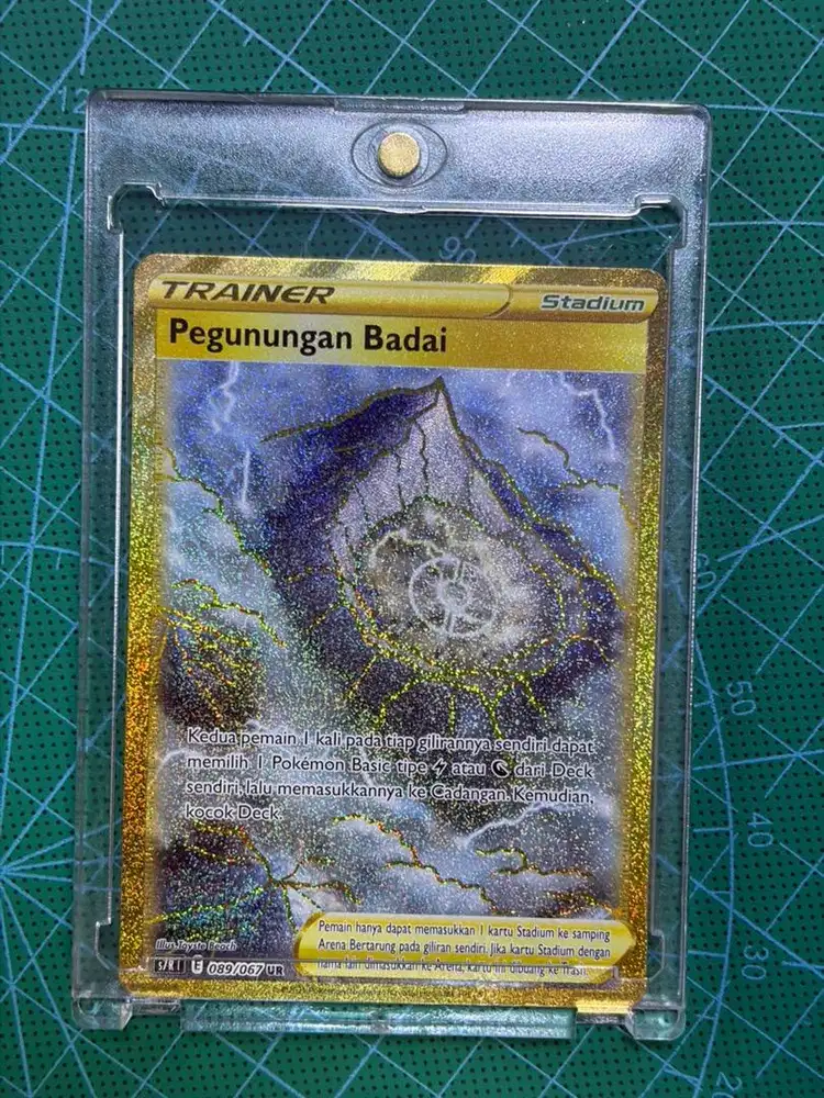 Pokemon Card Pengunungan Badai Gold UR