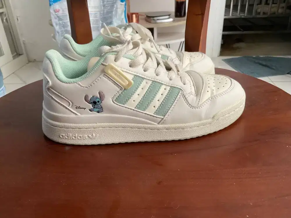 Adidas low forum x Disney Stitch