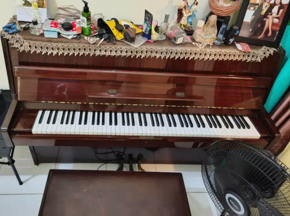 Yamaha M1 Piano Upright