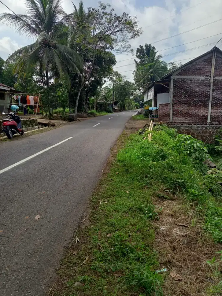 Tanah pinggir Jalan Aspal