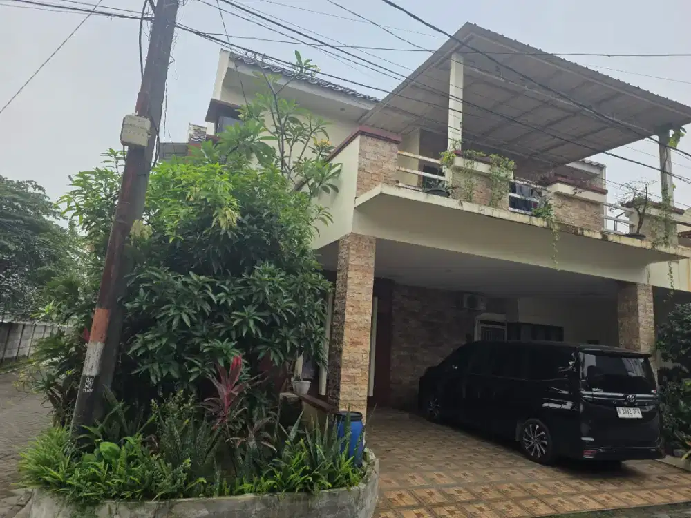 Disewakan rumah 2 lantai hoek dengan balkoni full furnish