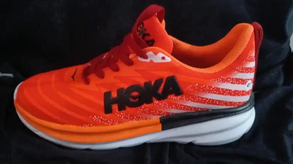 Sepatu kets, sepatu olah raga.