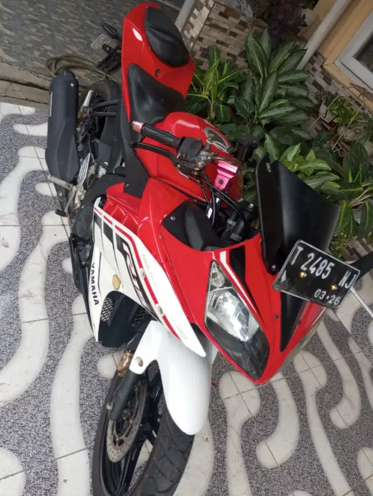 Yamaha R 15 V2 red