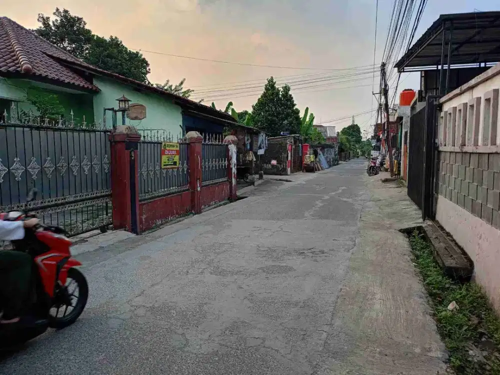 Rumah Luas Akses Jalan 2 Mobil Bebas Banjir Lingkungan Tenang Di keradenan Cibinong