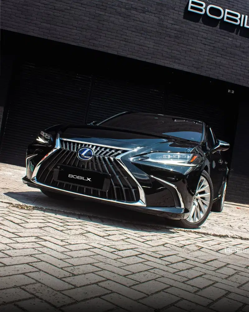 NIK 2022 Lexus ES300h Hybrid Black on Black