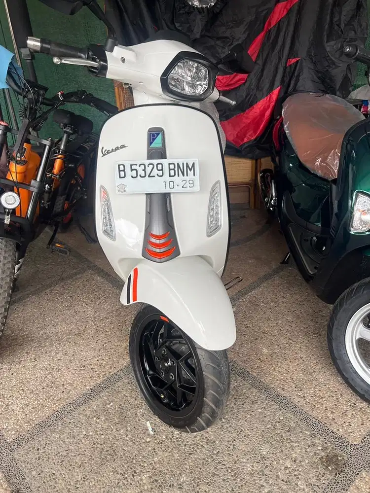Vespa sprint S 150 warna putih