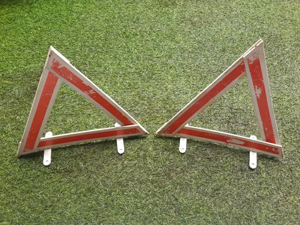 SEPASANG SEGITIGA PENGAMAN/DARURAT