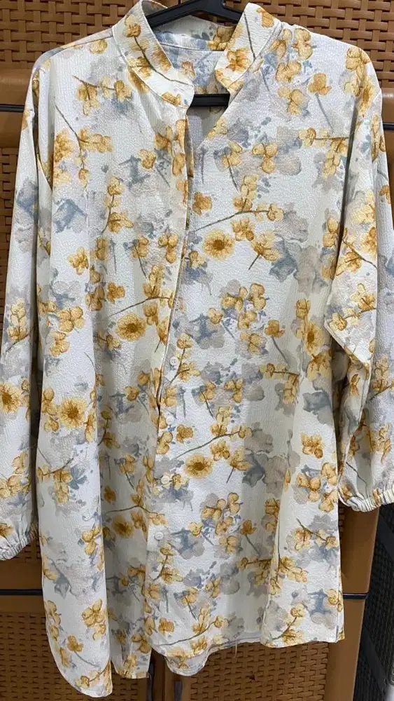 Preloved Tunik Jumbo Flower Warna Cream LD 130