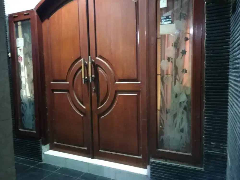 Disewakan rumah 3 lantai belakang pasar sumur batur