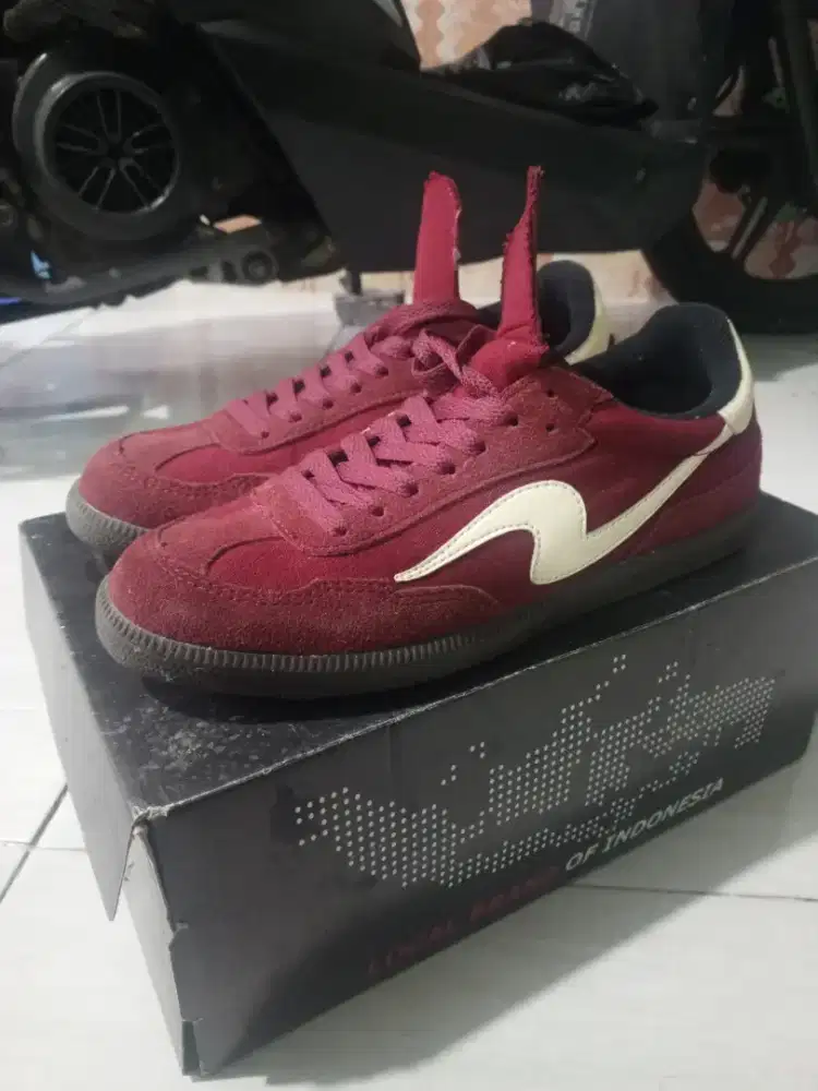 Sepatu sport pria