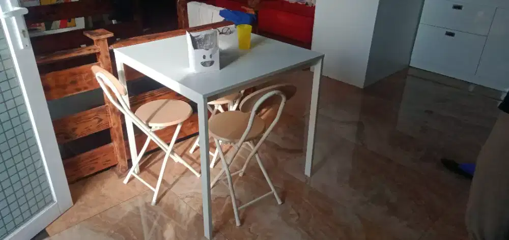 Meja makan minimalis.