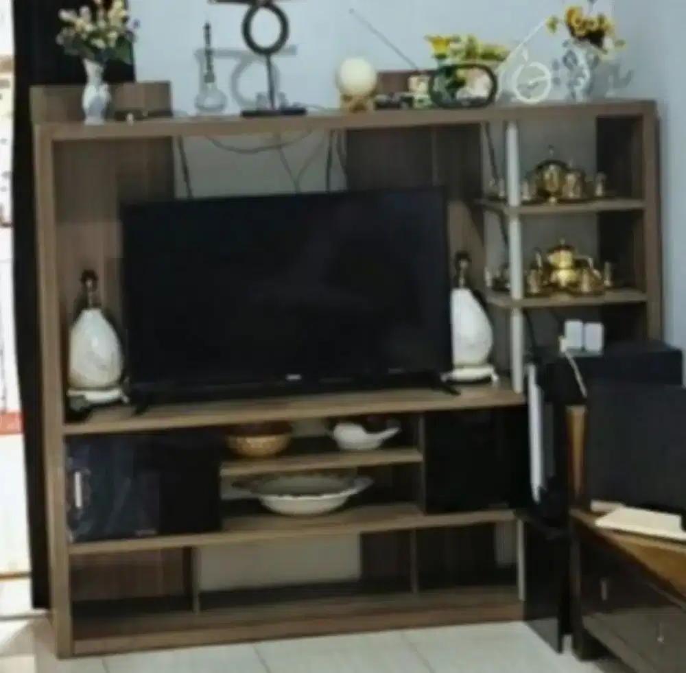 Lemari pajangan dan rak tv