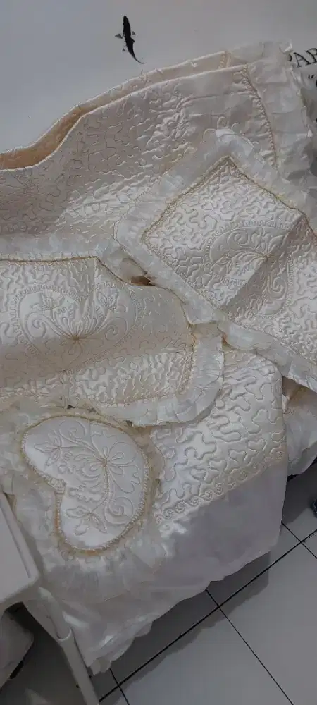 Bed cover kamar pengantin