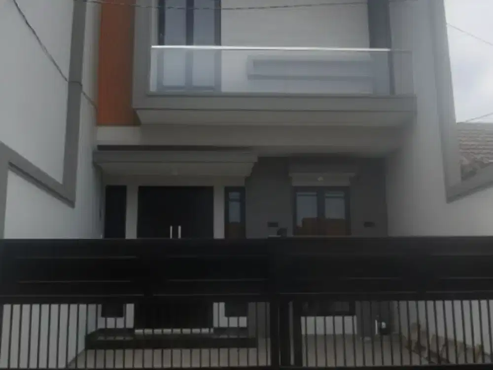 Rumah Nginden Intan Timur, Row 3 Mobil One Gate