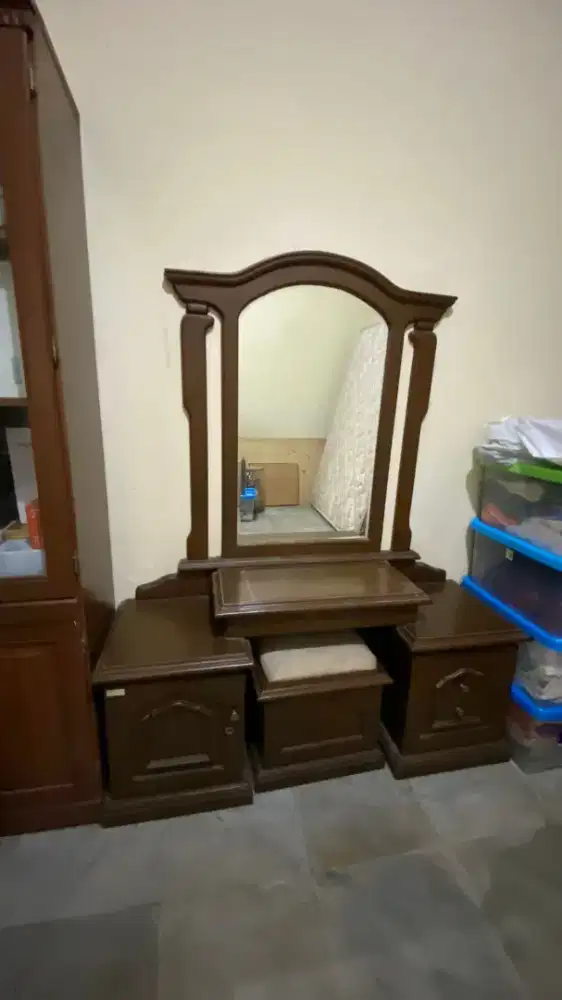 Dijual Meja Rias Kayu dan Divan Kayu Ukuran Queen