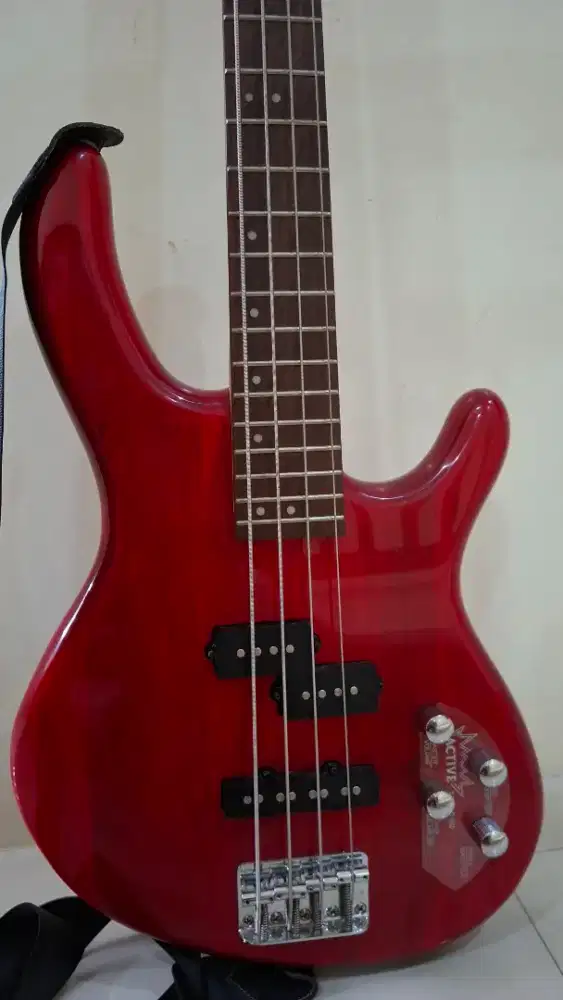 Bass Cort Red Bekas