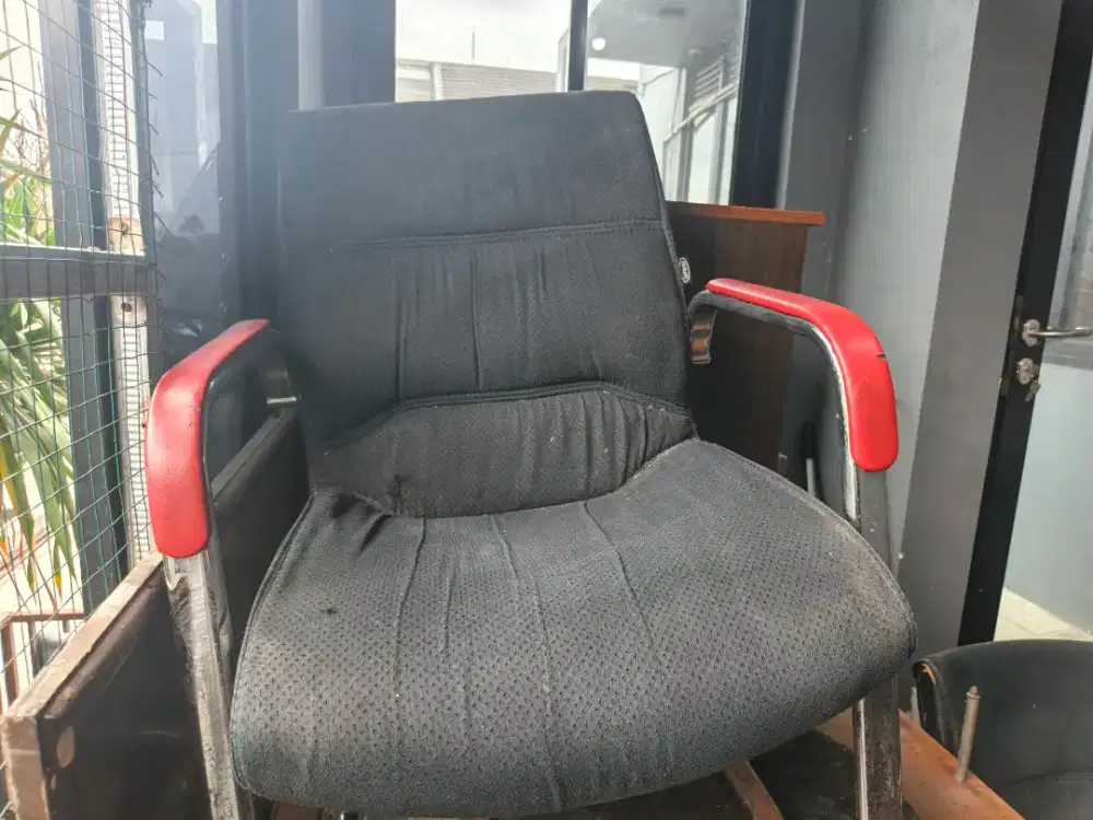 Kursi kantor bangku ada 3 buah yg garis merah per item 200 saja