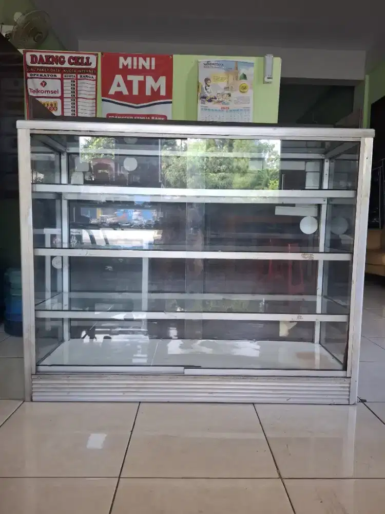 Lemari Etalase kaca