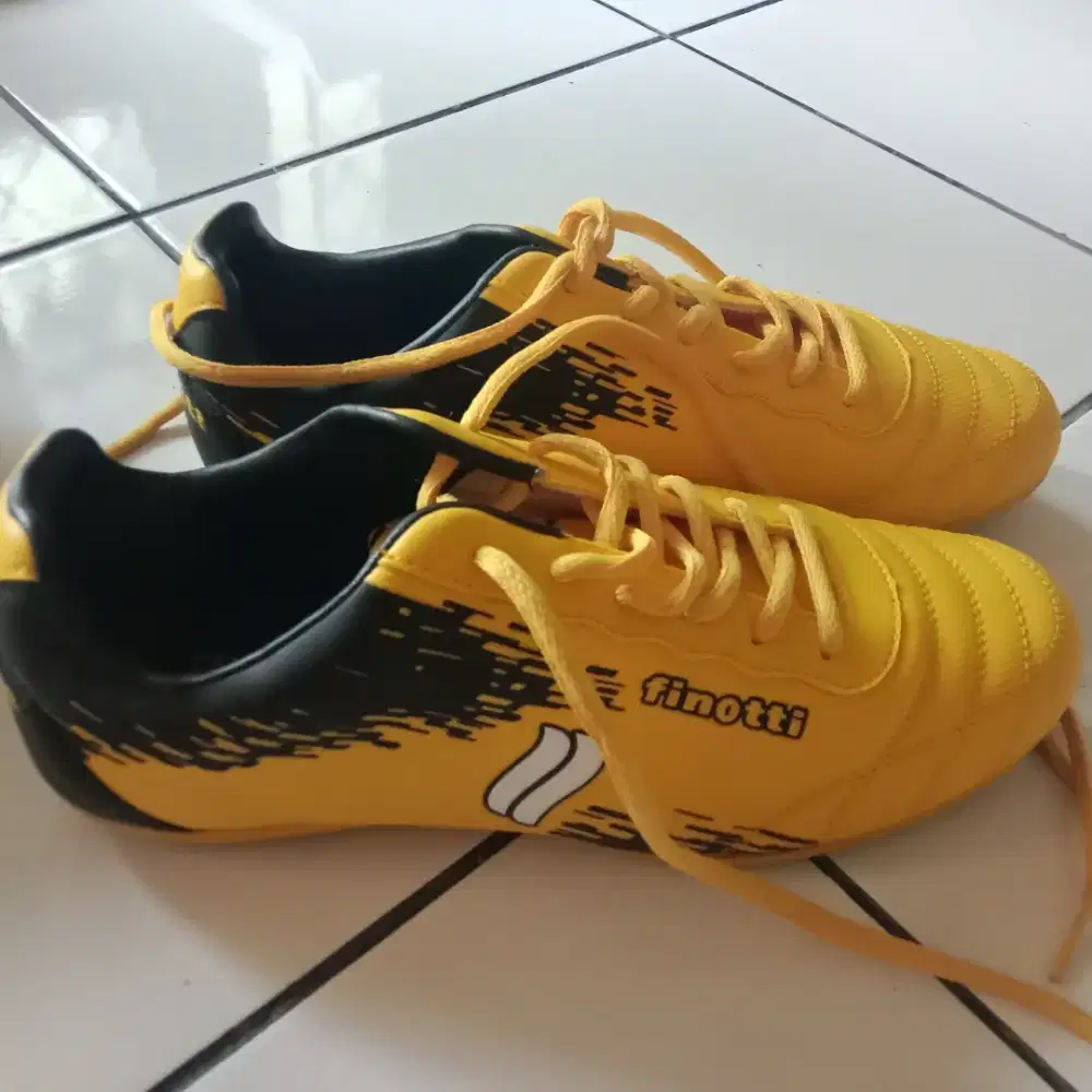 Sepatu futsal size 38