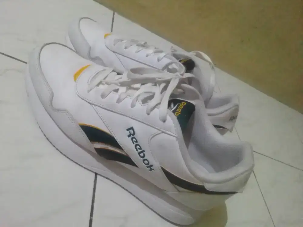 Sepatu sneakers rebook