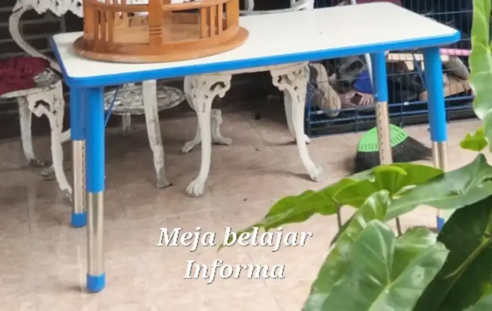 Meja belajar informa