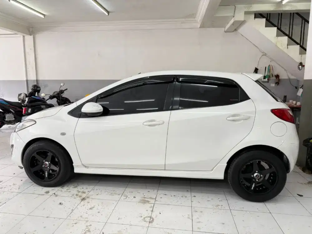 Mazda 2 Automatic 2012 Hatchback Putih Surabaya