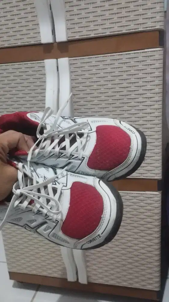 profesional sepatu badminton