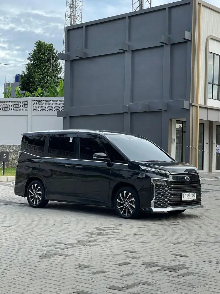 Toyota Voxy 2.0 AT 2022 Hitam Metalik Murah