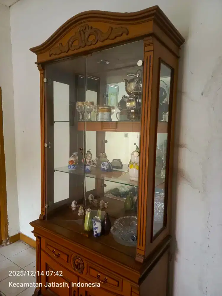 Lemari pajangan Bekas