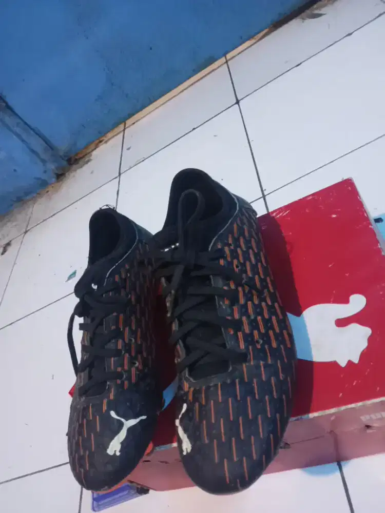 Sepatu bola Puma
