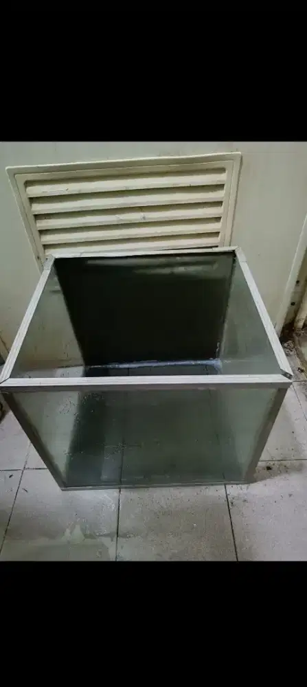 Dijual Borongan 3 aquarium dan 1 box filter siap pakai.