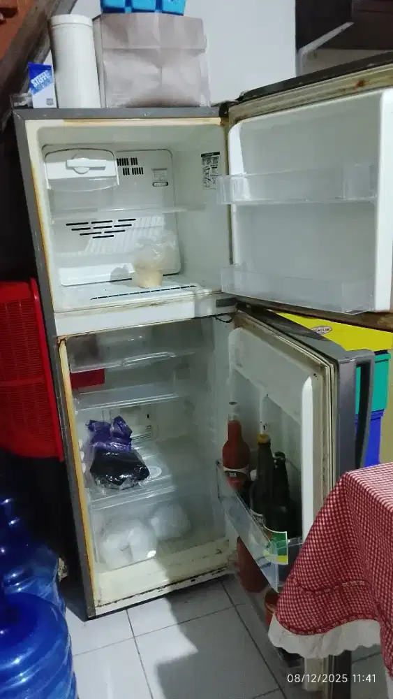 Kulkas LG, warna abu abu