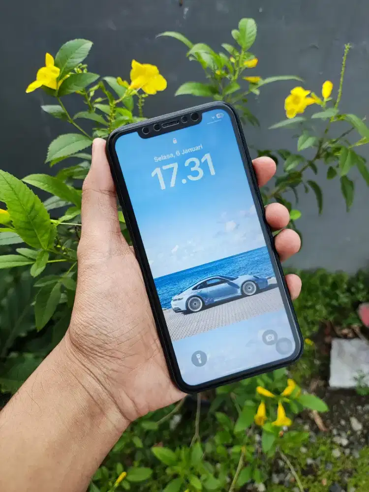 iPhone XR 64 GB warna hitam