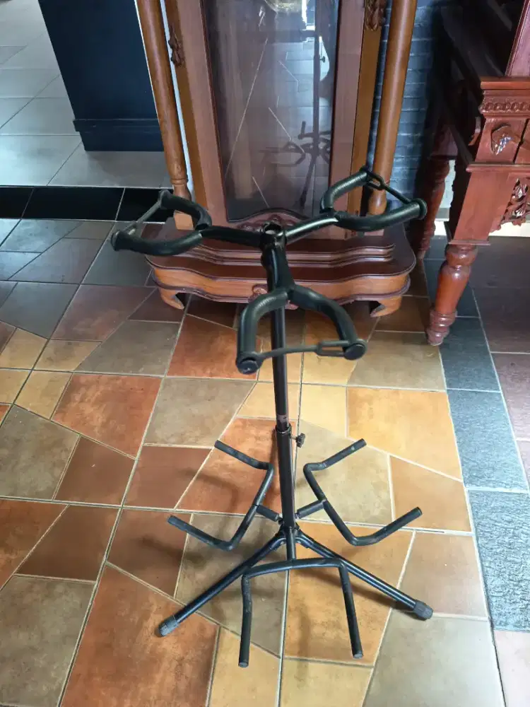 Stand gitar listrik akustik
