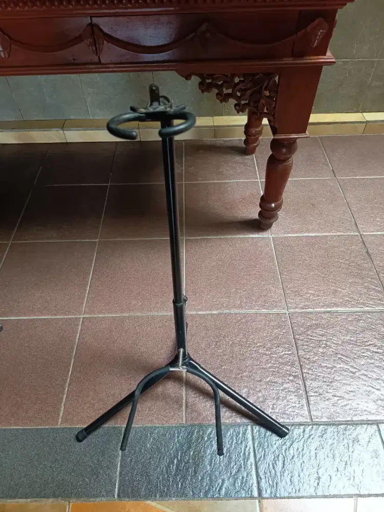 Stand gitar listrik akustik