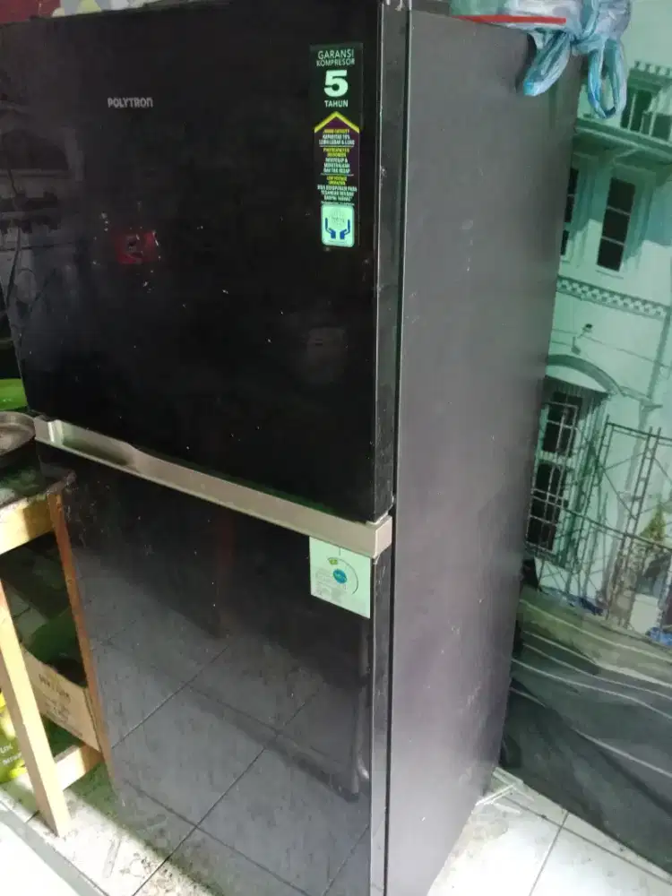 Jual kulkas merk Polytron warna abu2 keadaan 95%