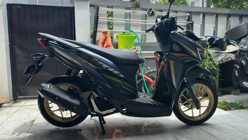 VARIO 125 CBS ISS SE BLUE GOLD