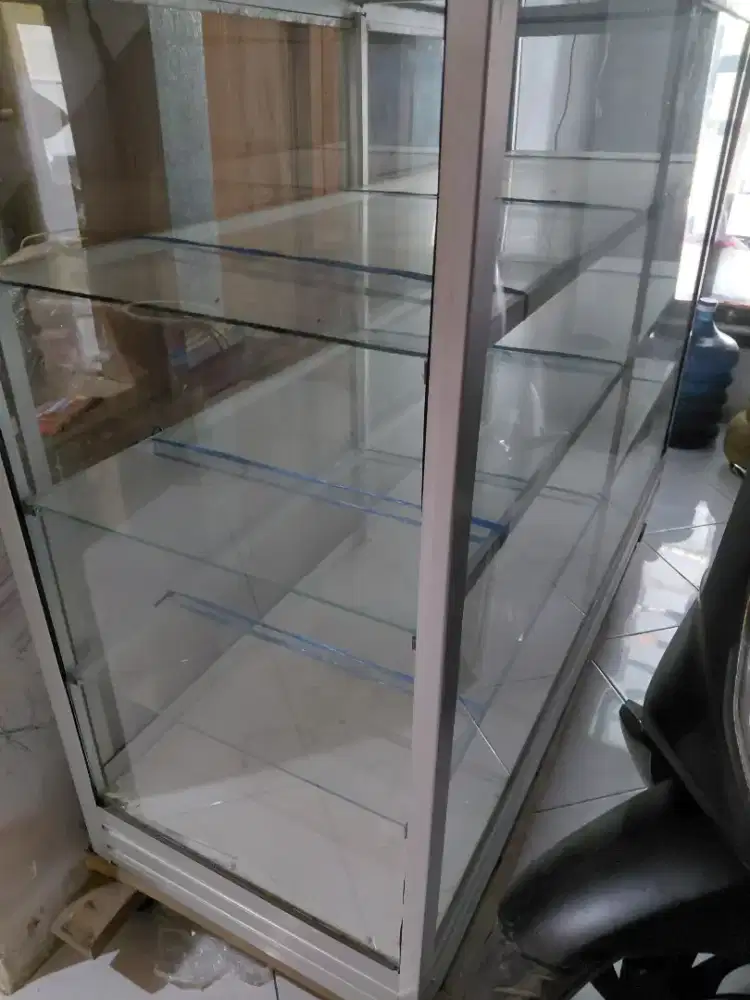 Etalase kaca tebal ukuran 1.5mtr