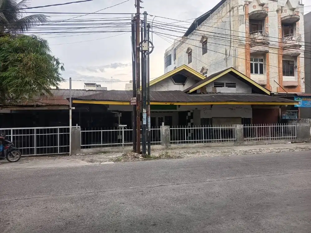 DISEWAKAN RUMAH LUAS & LOKASI STRATEGIS - LOKASI MEDAN, SUMATERA UTARA