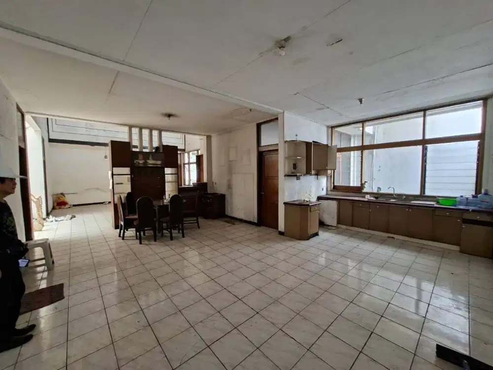 Disewakan Rumah 2,5 Lantai di Mainroad Sayap Buah Batu