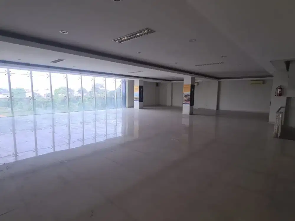 Gedung Show Room Include Bengkel Berserta Peralatan Lift dI Depok