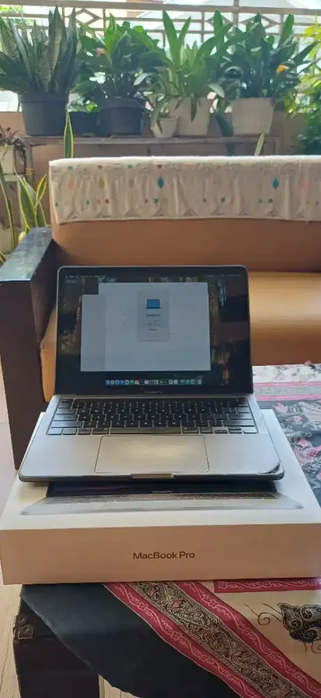 Dijual MacBook Pro 2022 — kondisi normal, siap pakai