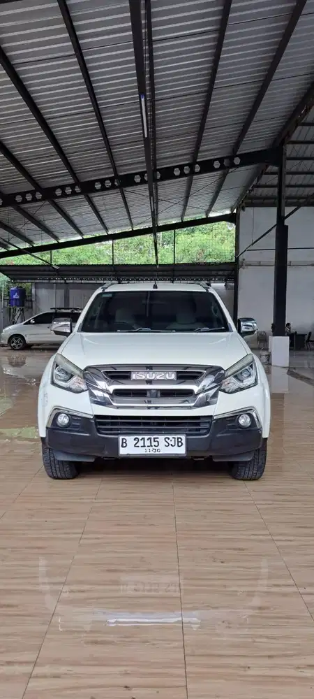 MUX Premiere At 2019 Putih