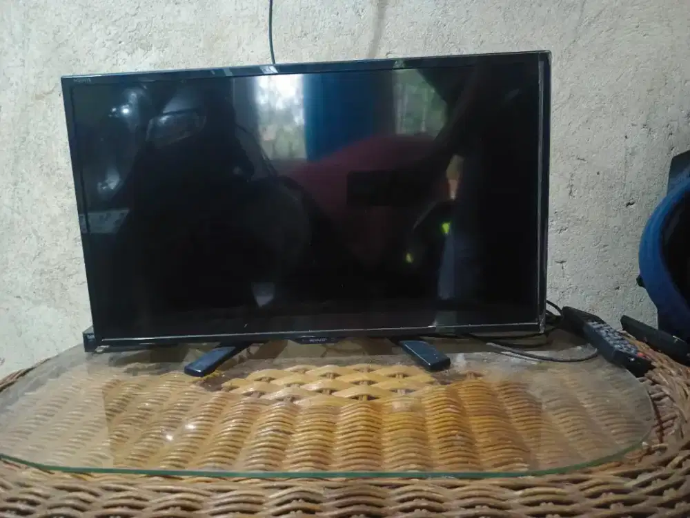 Dijual TV SHARP 24INCH Second. Sudah termasuk set top box dan antena