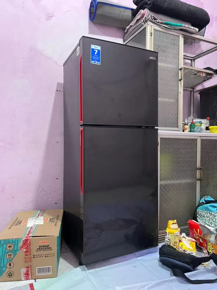 kulkas 2 pintu merk AQUA