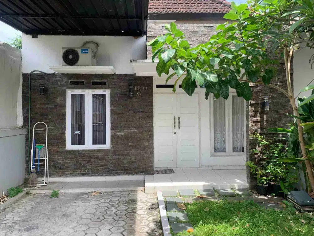 Di Jual Murah Rumah Tinggal 2 Lantai Daerah Jimbaran!
Terletak di Perum Padang Griya, Kelurahan Jimbaran, Kecamatan Kuta Selatan, Kabupaten Badung, Provinsi Bali.

Spesifikasi 
- Luas Tanah 113 m2  
- Luas Bangunan 78 m2
- Dimensi 6 m x 19 m
- 3 Kamar Tid