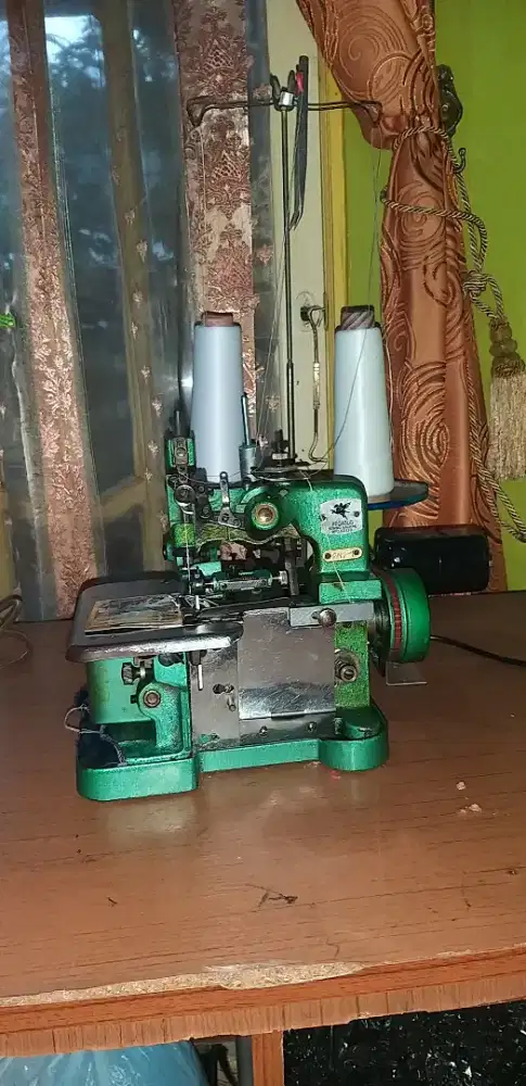 Mesin jahit obras baru belum pernah di pakai