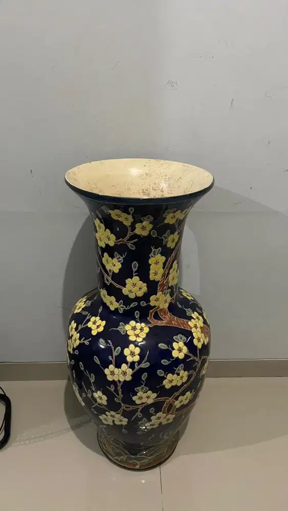 Decorated blue Chinese vase