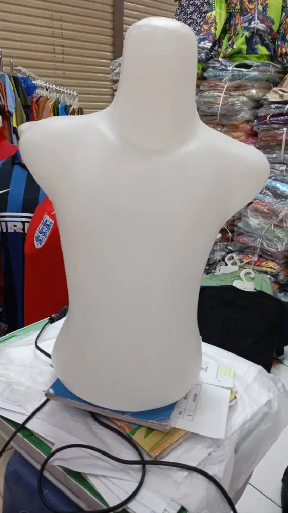 Patung anak kecil bening