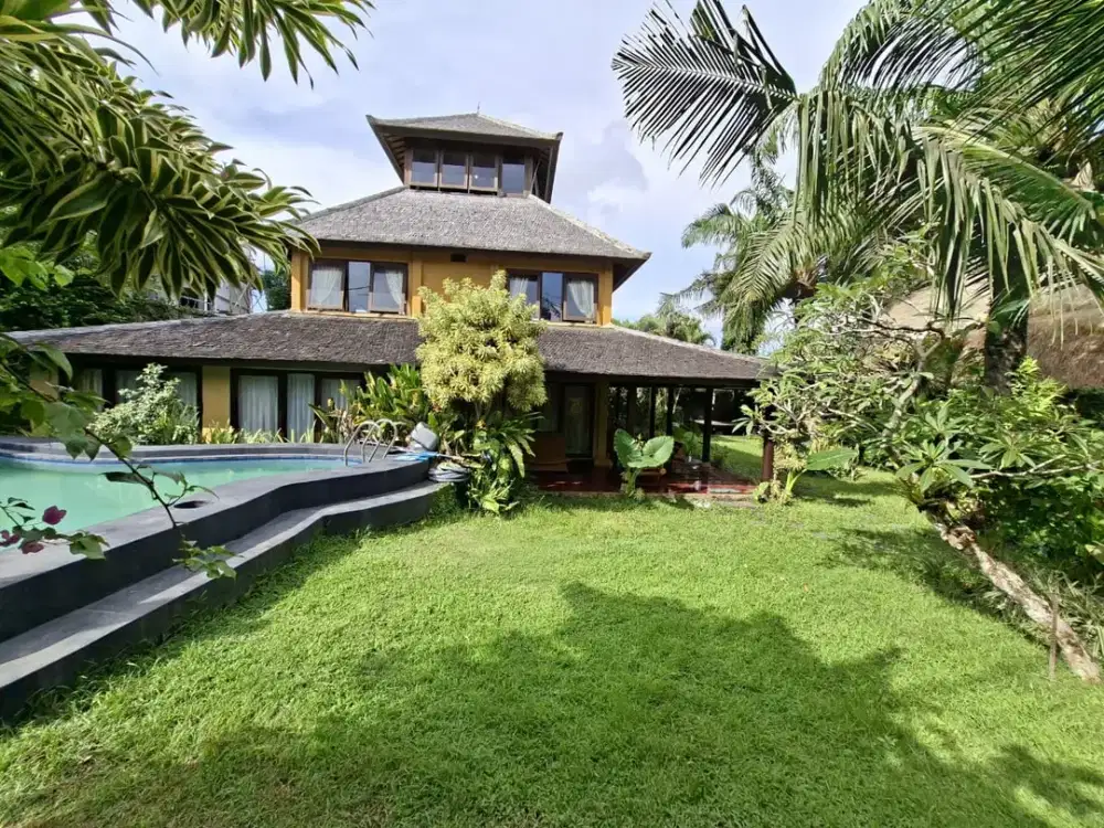 Dijual: Vila Bergaya Tradisional dengan Kolam Renang & Taman Luas — Balangan, Bali